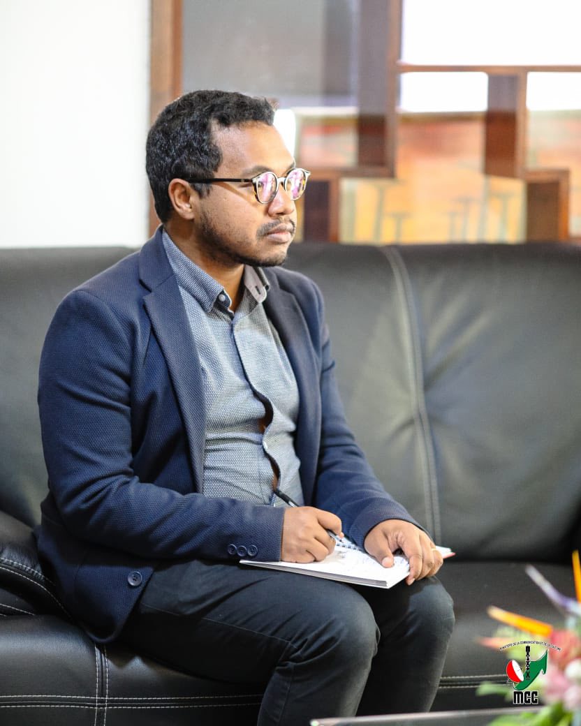 TONGA NANATANTERAKA FITSIDIHINA ARA-POMBA PANJAKANA NY MINISITRY NY SERASERA SY NY KOLONTSAINA MARA VOLAMIRANTY DONNA TETSY AMIN' NY BIRAO FIASANY NY AMBASADAORIN' I AFRIKA ATSIMO CHABANE KHAZAMULA MIASA SY MONINA ETO MADAGASIKARA