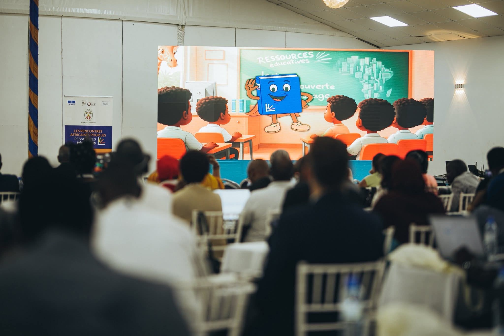 NISONGADINA TEO AMIN' NY SEHATRA AFRIKANA NY EZAKA VITAN' I MADAGASIKARA TAMIN' NY FAMETRAHANA NY " SATAN' NY MATIHANINA AMIN' NY SEHATRY NY BOKY " NA NY " CHARTES DES PROFESSIONNELS DU LIVRE "