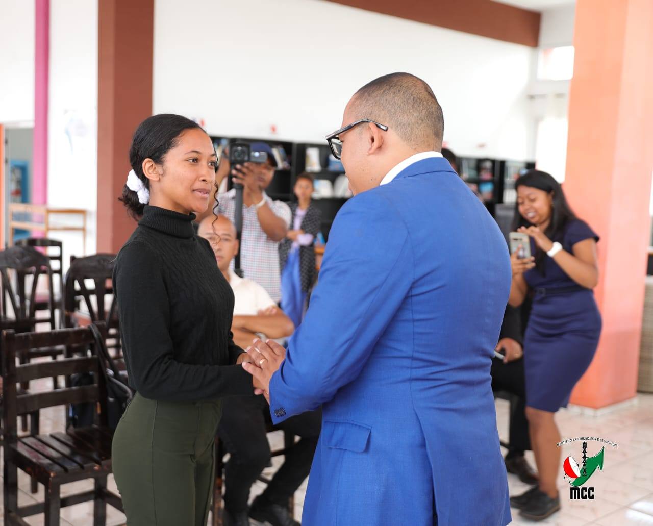 NORAISIN' NY MINISTERAN' NY SERASERA SY NY KOLONTSAINA IREO TANORA MPILATSAKA AN-TSITRAPO HO ANY FRANTSA