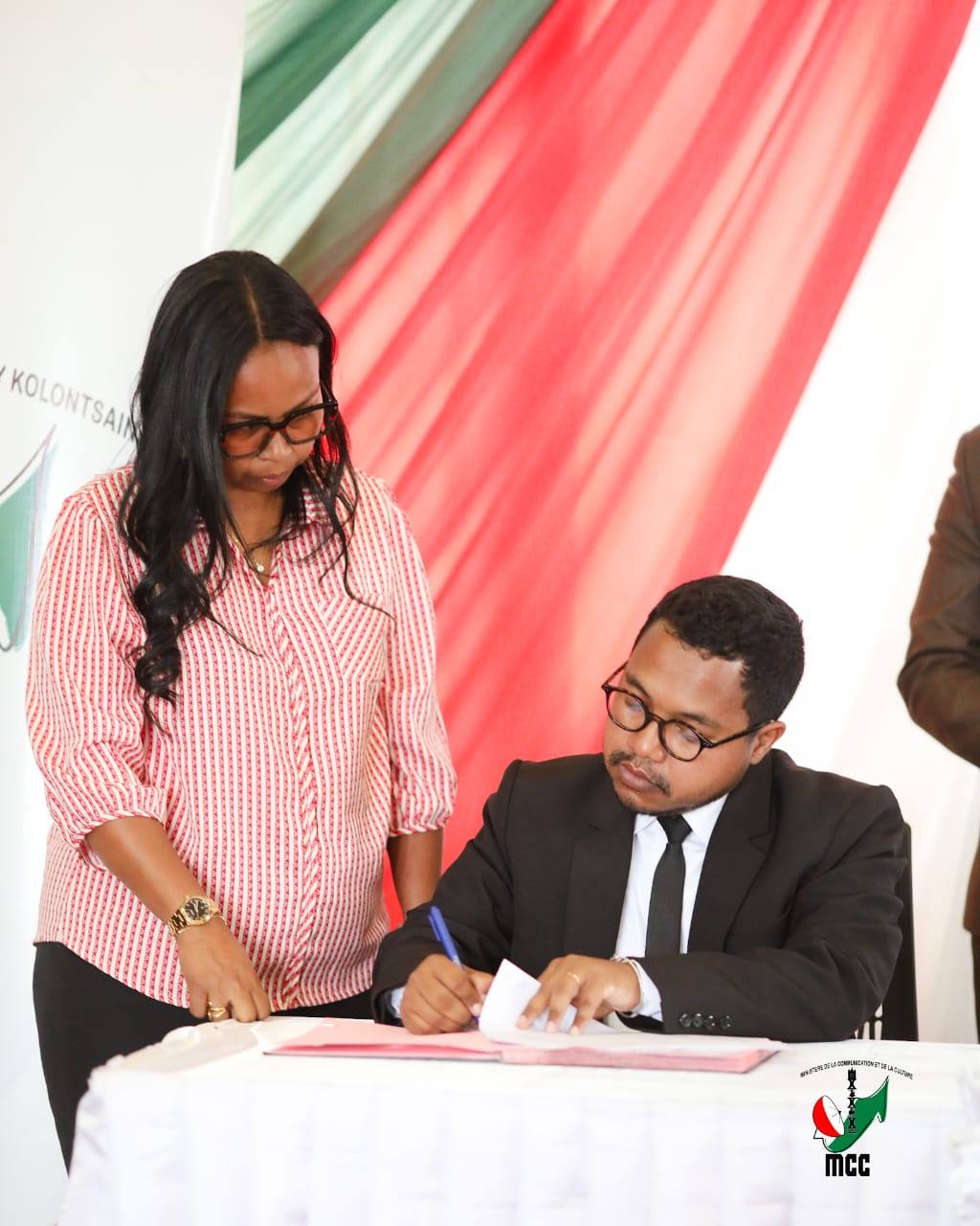 NANDRAY NY ASANY NANOMBOKA ANDROANY NY SEKRETETA JENERALY VAOVAO EO ANOVON' NY MINISTERAN' NY SERASERA SY NY KOLONTSAINA RASOLOFOARIJAONA MIARY