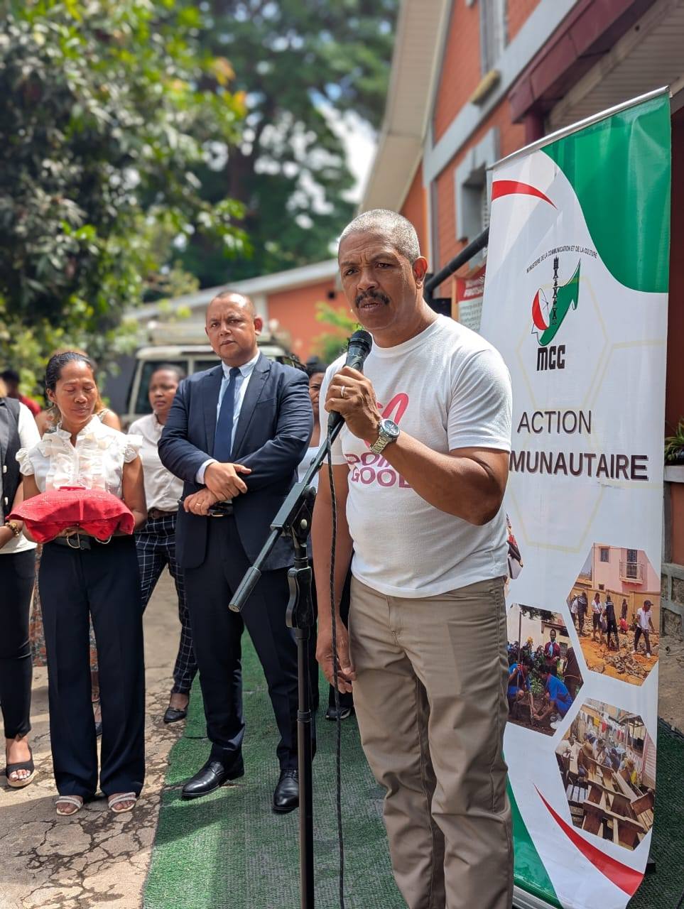 SARY MANODIDINA NY 3000 MIRAKITRA IREO ASAN' NY FIROTSAHANA AN-TSITRAPO ETO ANIVON'NY MINISTERAN' NY SERASERA SY NY KOLONTSAINA