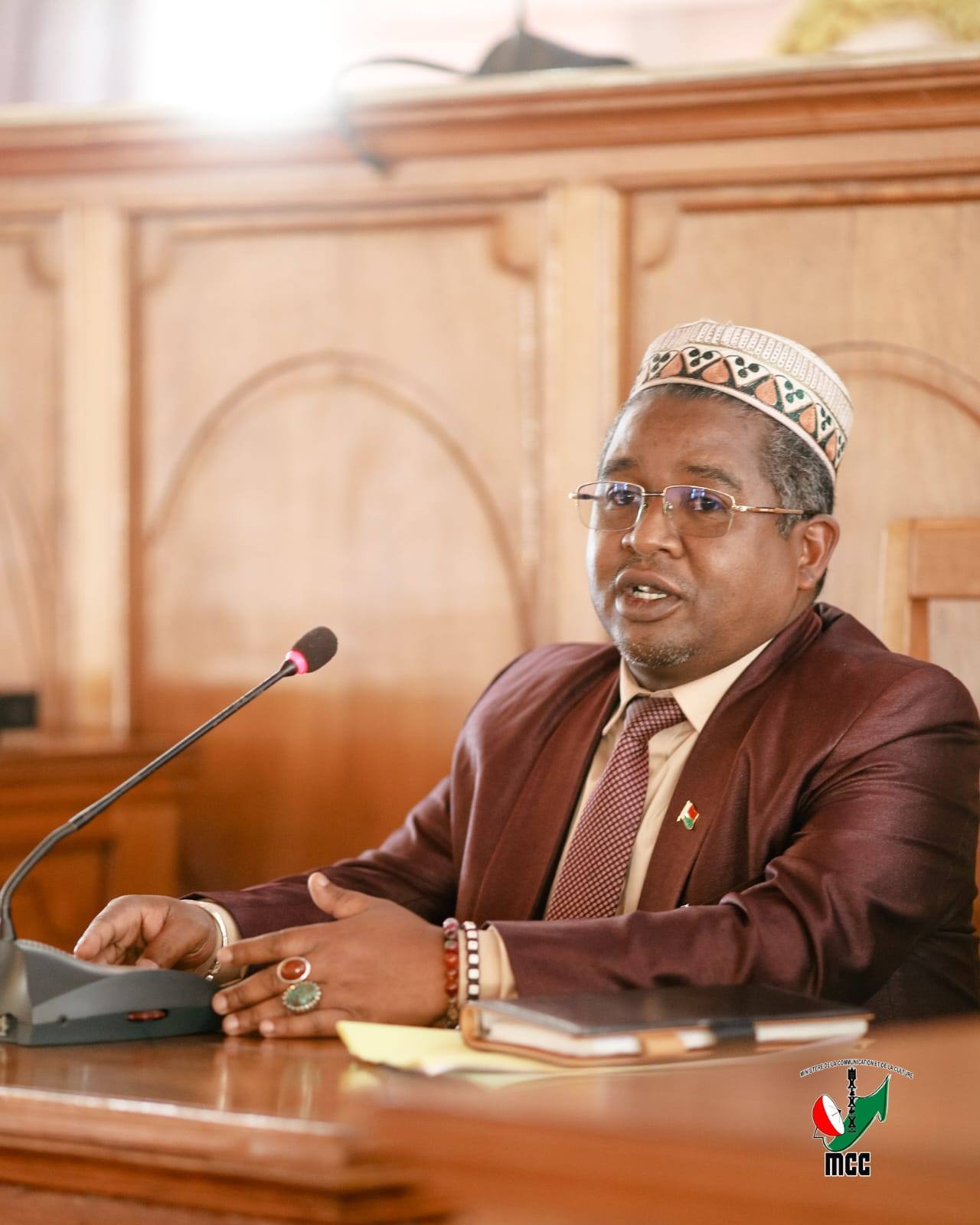 FIVORIANA NIFANATREHANA MIVANTANA TEO AMIN' NY ANTENIMIERANDOHOLONA SY IREO MINISITRA MPIKAMBANA EO ANIVON' NY GOVERNEMANTA