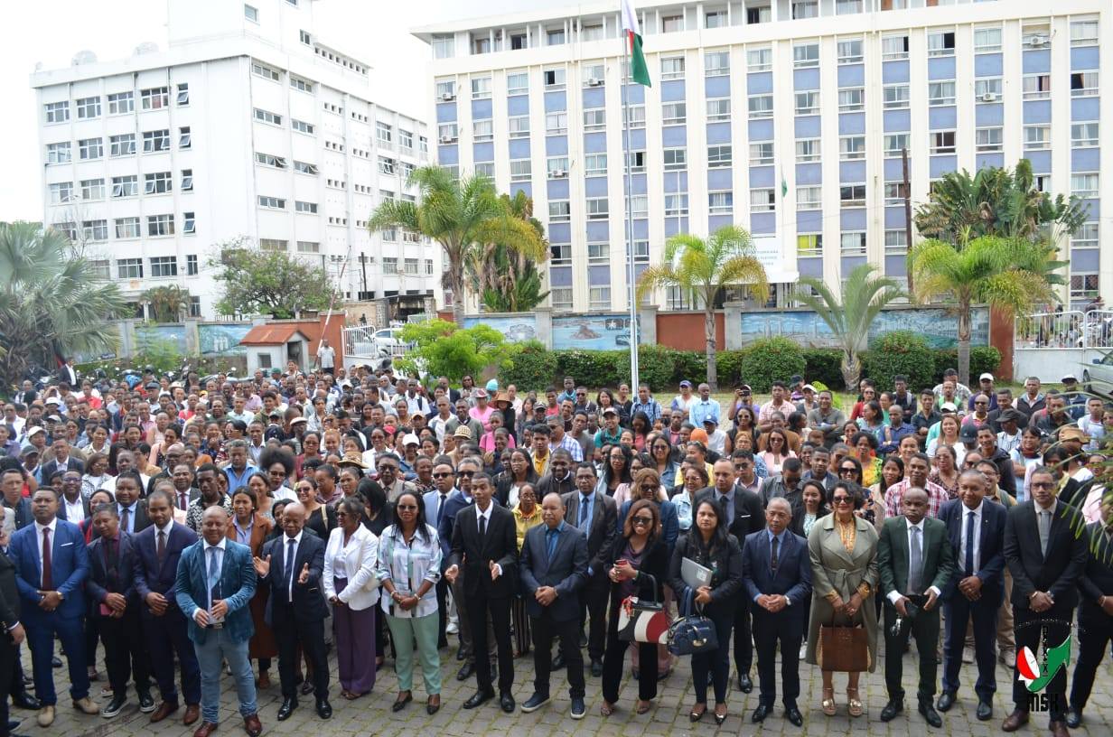 ANDRO VITSIVITSY MIALOHAN' NY ASARAMANITRA DIA NITONDRA NY TENY FISAORANA HOAN' IREO MPIARA-MIASA ETO ANIVON'  NY SERASERA SY NY KOLONTSAINANY MINISITRA GASCAR FENOSOA NANDRITRA NY FOTOANA FANANGANAN-TSAINA