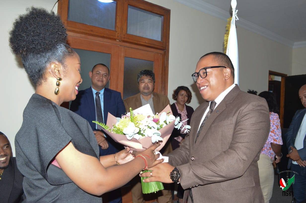 REHAREHAN' NY MALAGASY MANONTOLO NY FENDRESENA IRAISAM-PIRENENA AZON' I DENISE TEO AMIN' NY SEHATRY NY KANTO