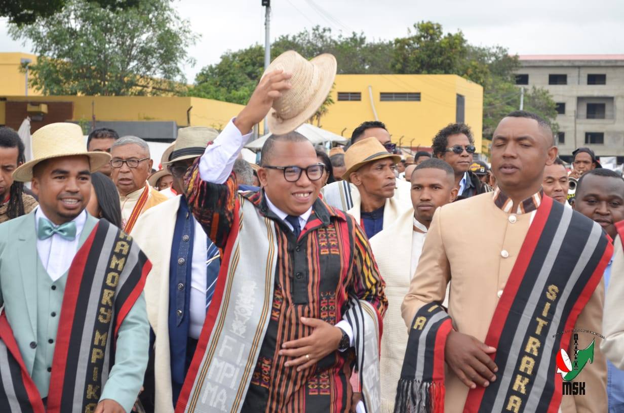 HARAVORAVOANA SY ENDRIKA FENO TSIKY NO NIARAHAN'NY MPIKABARY NISANTATRA NY ANDROM-PIRENENA HO AN' NY KABARY MALAGASY