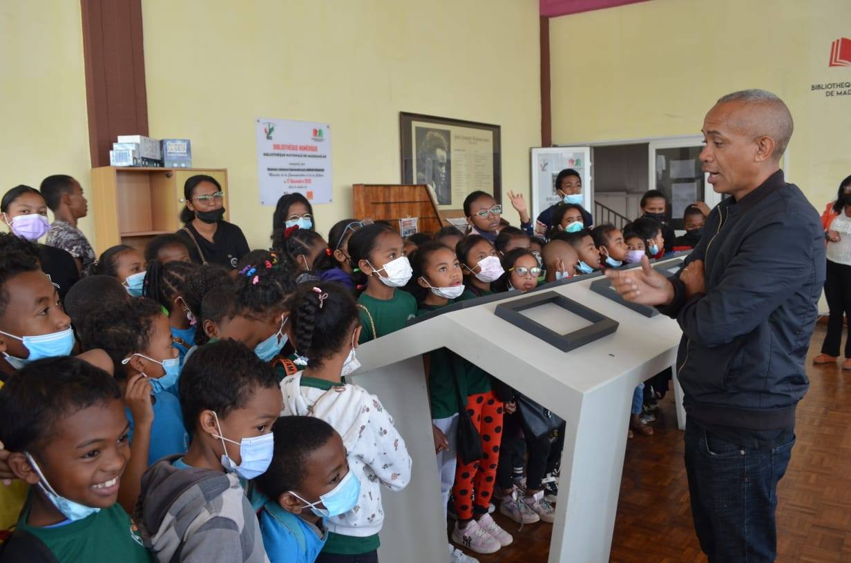 NAMPAHAFANTARIN' NY MINISTERAN' NY SERASERA SY NY KOLONTSAINA AN' IREO MPIANATRA NY ASA SY ANDRAIKITRY NY TRANOMBOKIM-PIRENENA