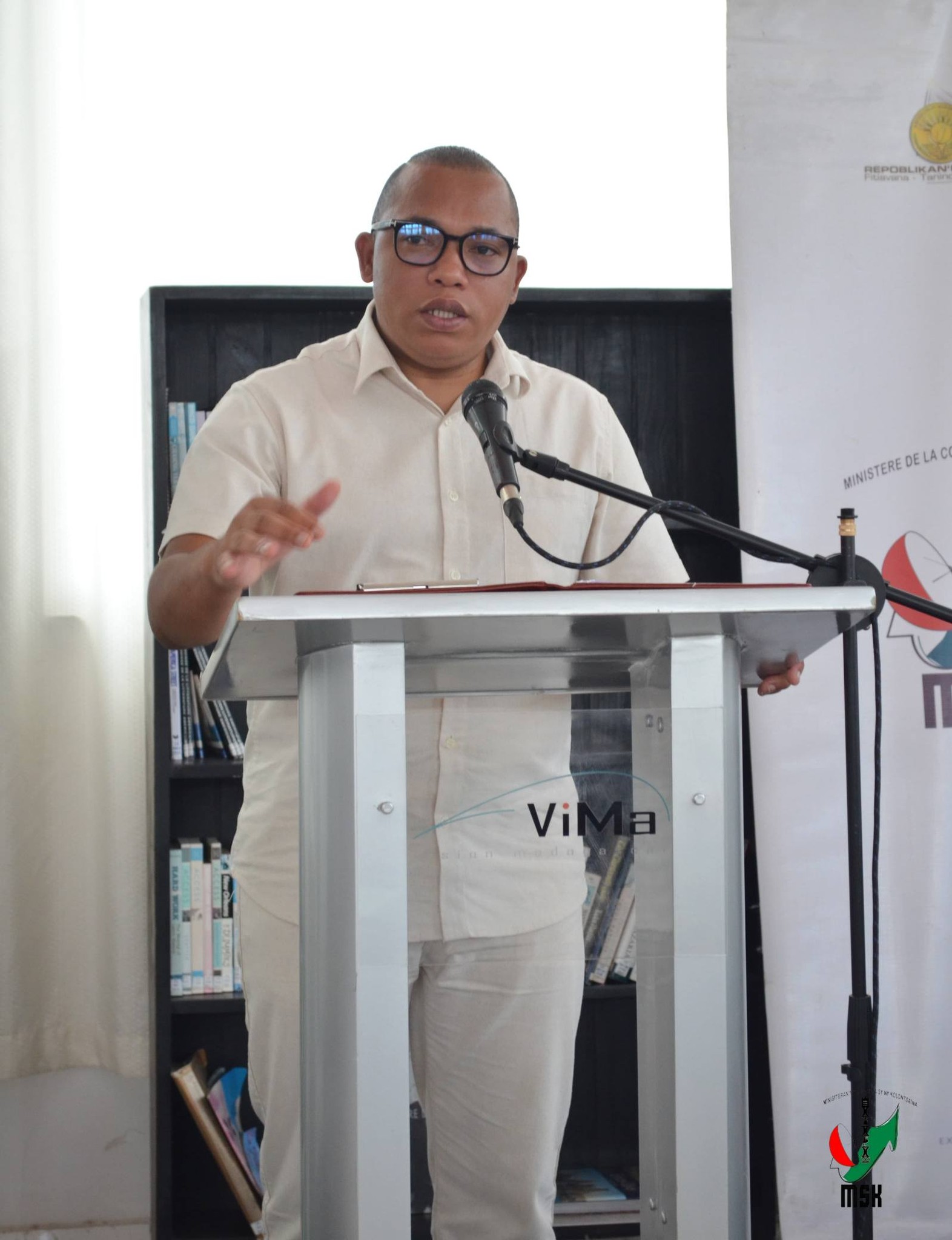 FAMPIROBOROBOANA NY TONTOLON' NY BOKY ATAON' NY MINISTERAN' NY SERASERA SY NY KOLONTSAINA NAMPAHAFANTATRA ANDROANY NY DIARIN' I ANNE FRANK VITA TENY MALAGASY