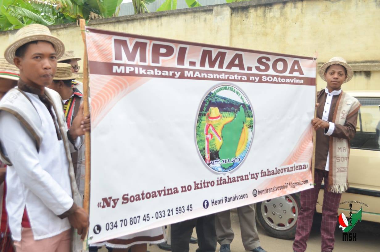 HARAVORAVOANA SY ENDRIKA FENO TSIKY NO NIARAHAN'NY MPIKABARY NISANTATRA NY ANDROM-PIRENENA HO AN' NY KABARY MALAGASY