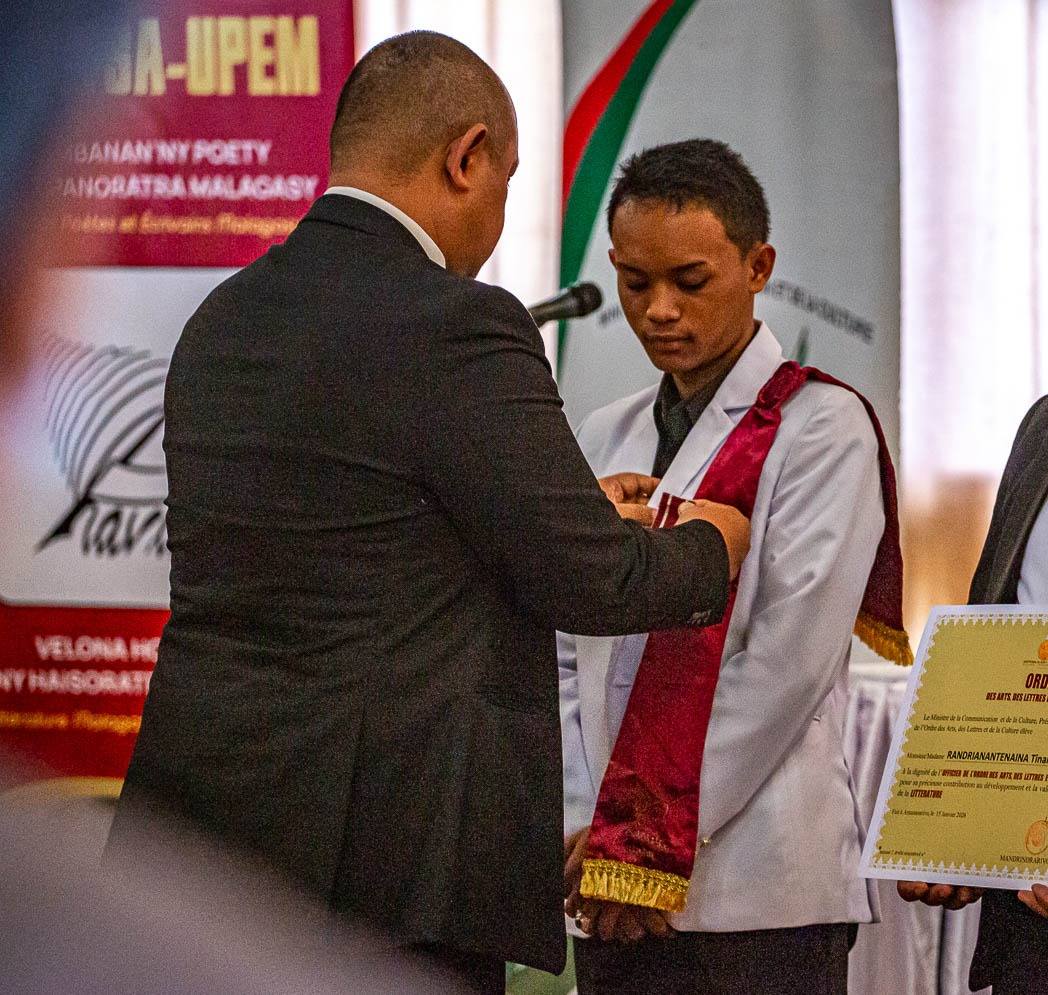 FIKAMBANAN' NY POETY SY MPANORATRA MALAGASY HAVATSA-UPEM, NOTOLORANA MARI-BONINAHITRY NY KANTO IREO MPANORATRA