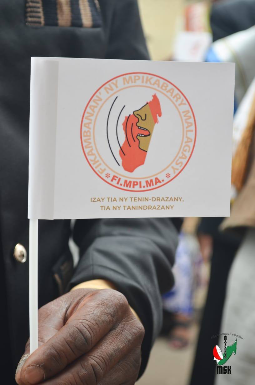 HARAVORAVOANA SY ENDRIKA FENO TSIKY NO NIARAHAN'NY MPIKABARY NISANTATRA NY ANDROM-PIRENENA HO AN' NY KABARY MALAGASY