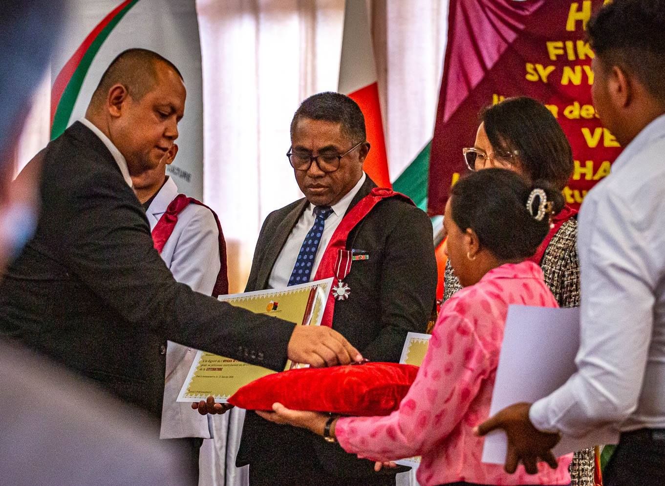 FIKAMBANAN' NY POETY SY MPANORATRA MALAGASY HAVATSA-UPEM, NOTOLORANA MARI-BONINAHITRY NY KANTO IREO MPANORATRA