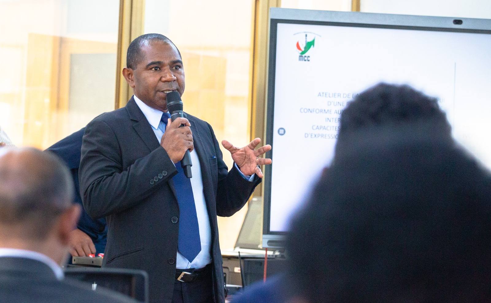 ATRIKASA FANOMBOHAN' NY TETIKASA MOMBA NY FAHALALAHANA MANEHO HEVITRA, IREO FITAOVAN-TSERASERA VAOVAO, FAMPIROBOROBOANA NY ORINASAN-TSERASERA MALALAKA, MAHALEOTENA SY MAROLOKO