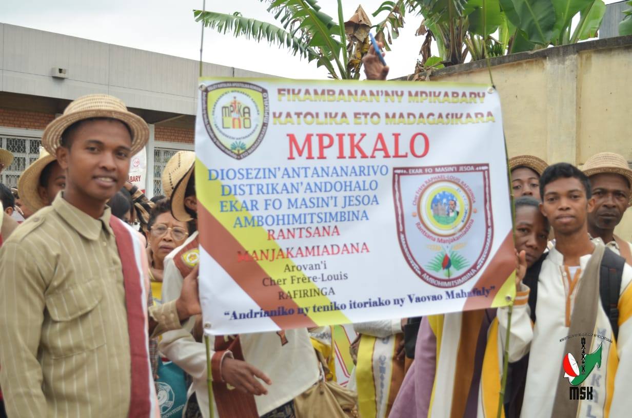 HARAVORAVOANA SY ENDRIKA FENO TSIKY NO NIARAHAN'NY MPIKABARY NISANTATRA NY ANDROM-PIRENENA HO AN' NY KABARY MALAGASY