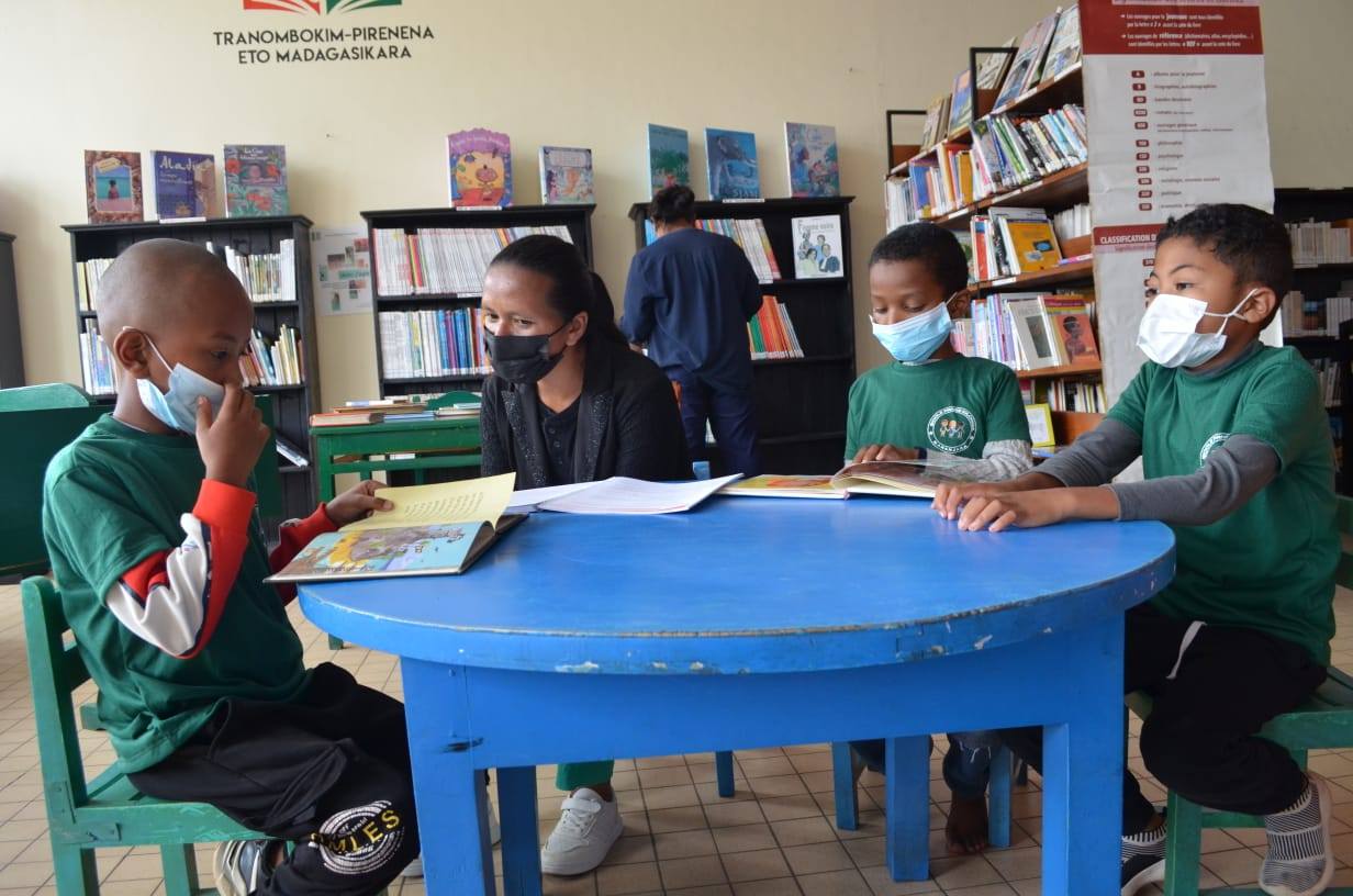 NAMPAHAFANTARIN' NY MINISTERAN' NY SERASERA SY NY KOLONTSAINA AN' IREO MPIANATRA NY ASA SY ANDRAIKITRY NY TRANOMBOKIM-PIRENENA