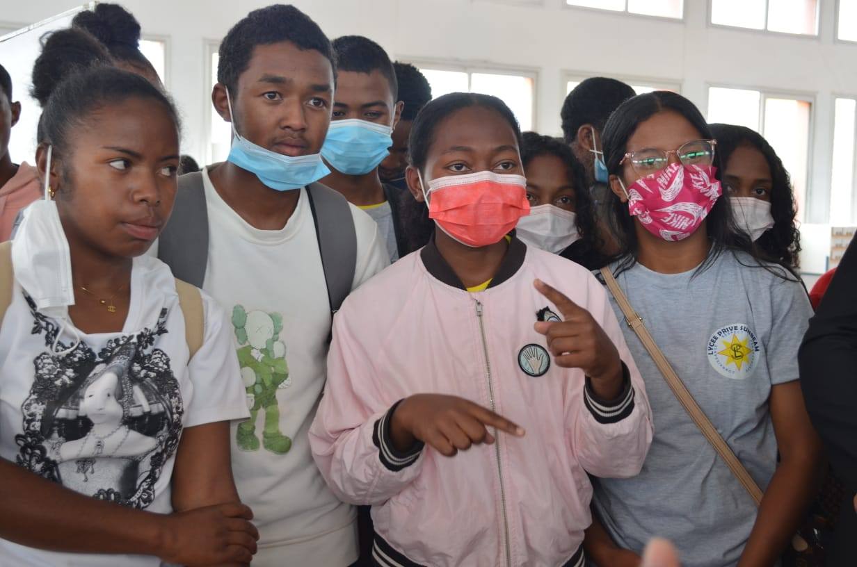 NAMPAHAFANTARIN' NY MINISTERAN' NY SERASERA SY NY KOLONTSAINA AN' IREO MPIANATRA NY ASA SY ANDRAIKITRY NY TRANOMBOKIM-PIRENENA