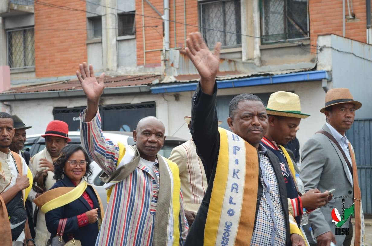 HARAVORAVOANA SY ENDRIKA FENO TSIKY NO NIARAHAN'NY MPIKABARY NISANTATRA NY ANDROM-PIRENENA HO AN' NY KABARY MALAGASY