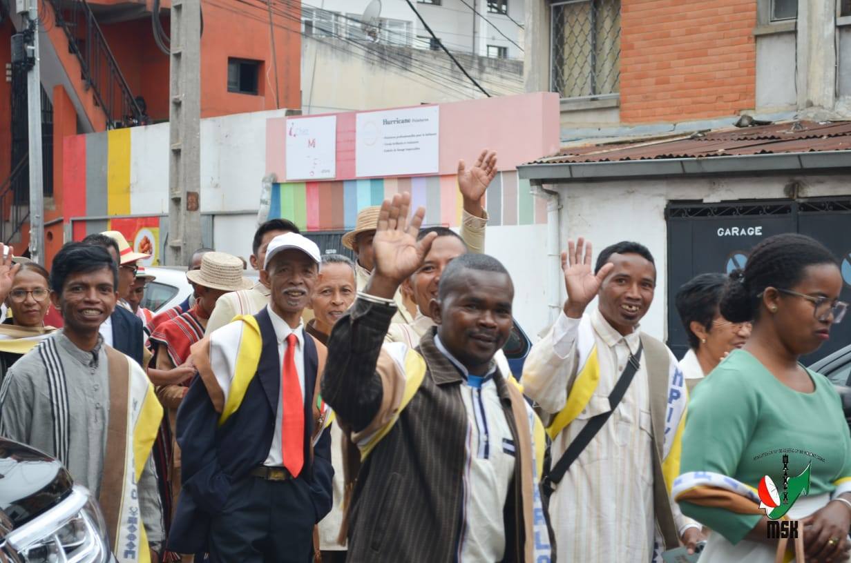 HARAVORAVOANA SY ENDRIKA FENO TSIKY NO NIARAHAN'NY MPIKABARY NISANTATRA NY ANDROM-PIRENENA HO AN' NY KABARY MALAGASY