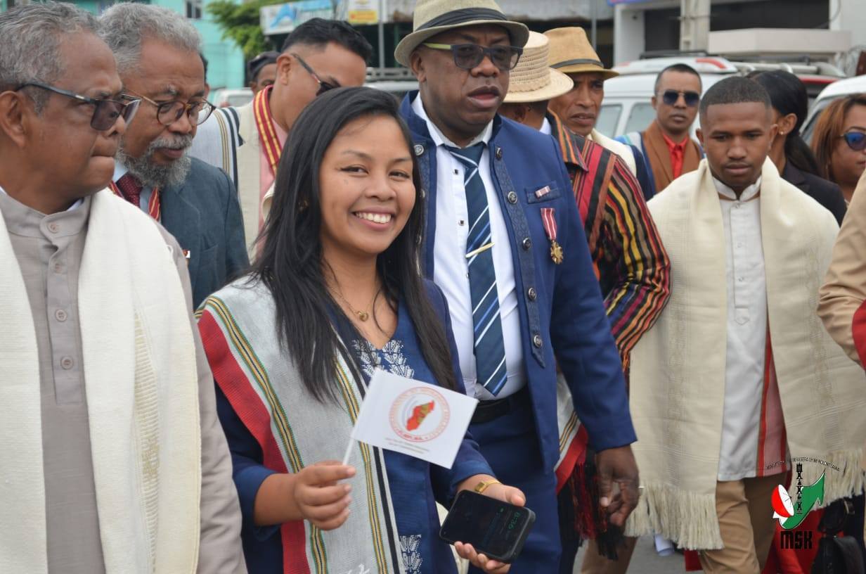 HARAVORAVOANA SY ENDRIKA FENO TSIKY NO NIARAHAN'NY MPIKABARY NISANTATRA NY ANDROM-PIRENENA HO AN' NY KABARY MALAGASY