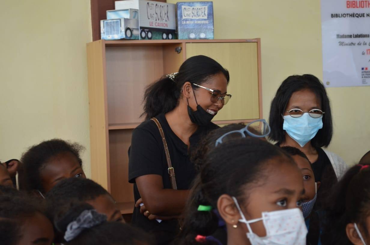 NAMPAHAFANTARIN' NY MINISTERAN' NY SERASERA SY NY KOLONTSAINA AN' IREO MPIANATRA NY ASA SY ANDRAIKITRY NY TRANOMBOKIM-PIRENENA