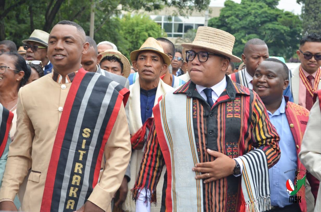 HARAVORAVOANA SY ENDRIKA FENO TSIKY NO NIARAHAN'NY MPIKABARY NISANTATRA NY ANDROM-PIRENENA HO AN' NY KABARY MALAGASY