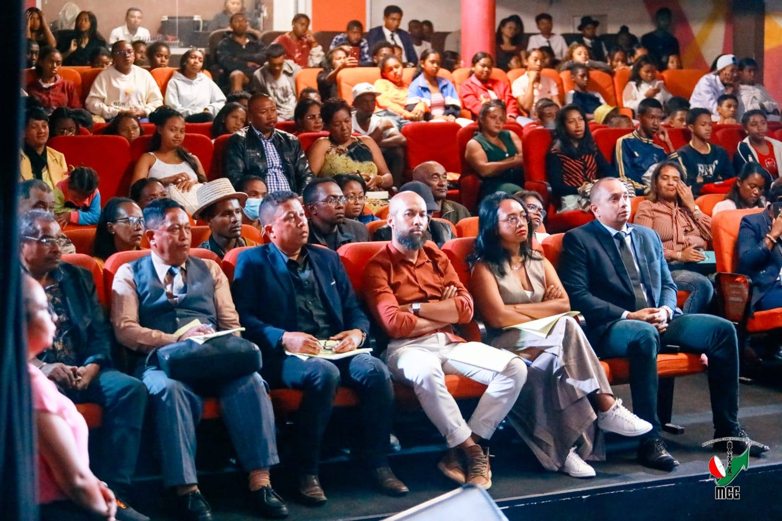 Ny 27 Martsa 2025 no andro maneran-tany ho an'ny teatra  ary isan-taona dia mankalaza izany  isika eto Madagasikara amin'ny alalan'ny Minisiteran'ny Serasera sy ny Kolontsaina.