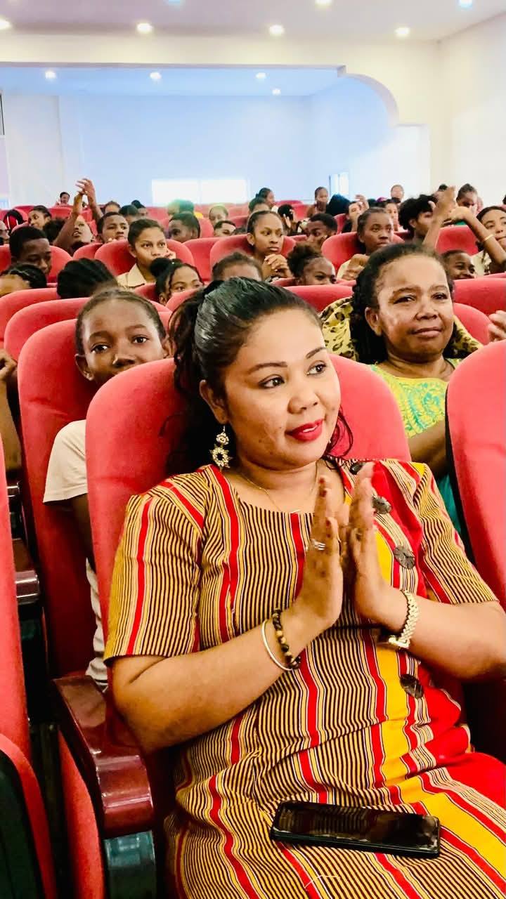 ANDRO MANERAN-TANY HO AN'NY TEATRA