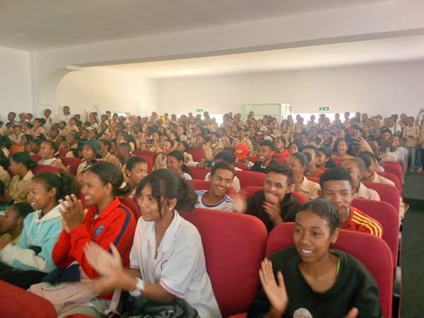 ANDRO MANERAN-TANY HO AN'NY TEATRA