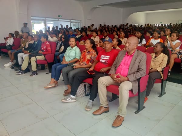 ANDRO MANERAN-TANY HO AN'NY TEATRA