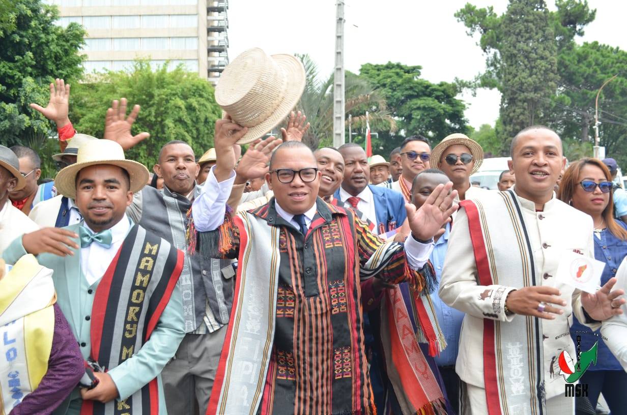 HARAVORAVOANA SY ENDRIKA FENO TSIKY NO NIARAHAN'NY MPIKABARY NISANTATRA NY ANDROM-PIRENENA HO AN' NY KABARY MALAGASY