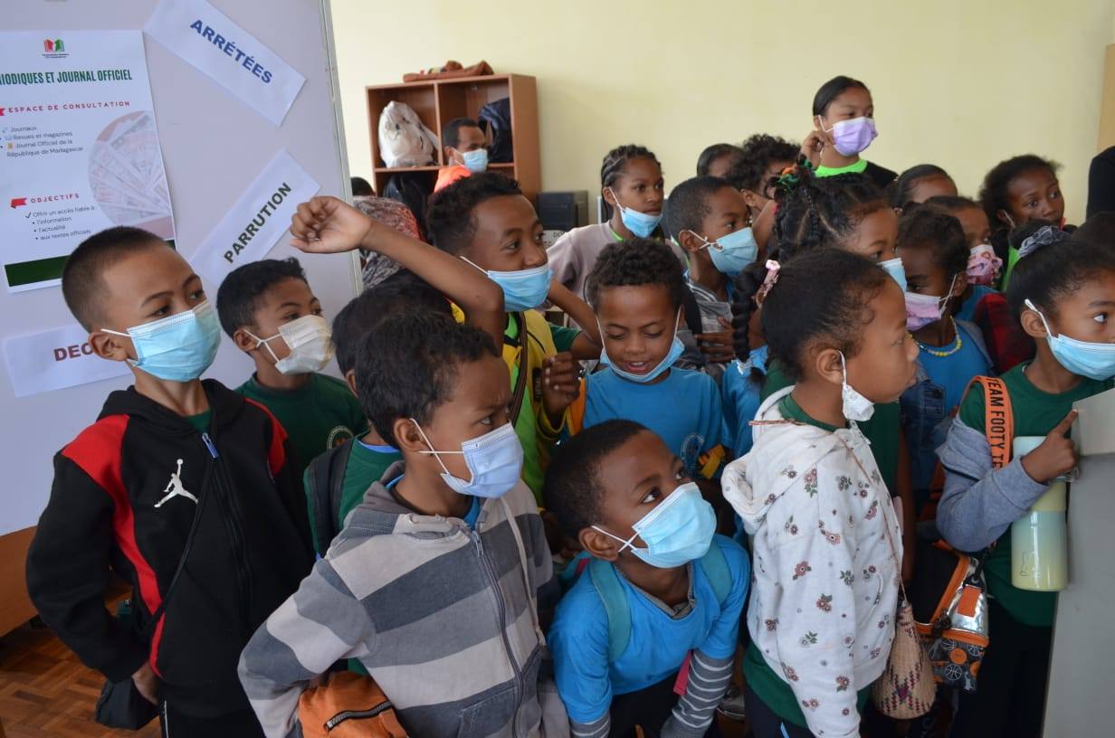 NAMPAHAFANTARIN' NY MINISTERAN' NY SERASERA SY NY KOLONTSAINA AN' IREO MPIANATRA NY ASA SY ANDRAIKITRY NY TRANOMBOKIM-PIRENENA