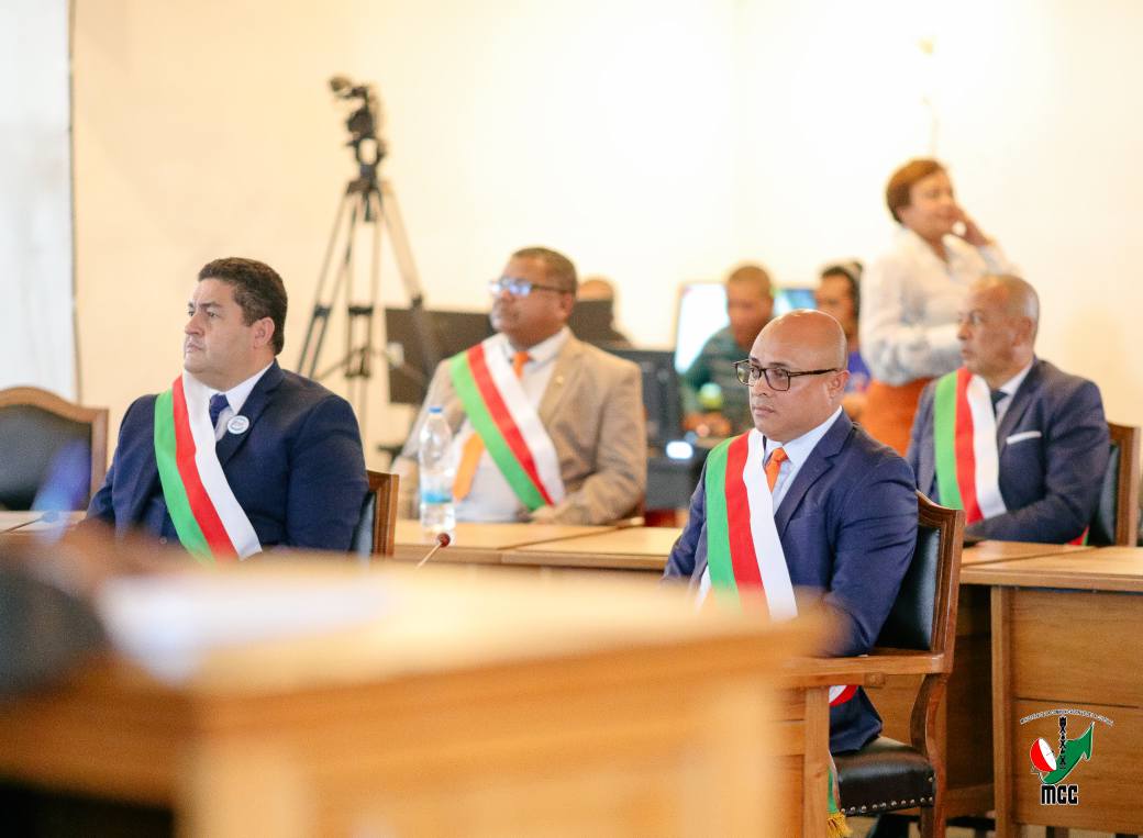 LANONAM-PANOKAFANA TAMIN'NY FOMBA OFISIALY NY  FOTOAM-PIVORIANA ARA-POTOANA VOALOHANY.