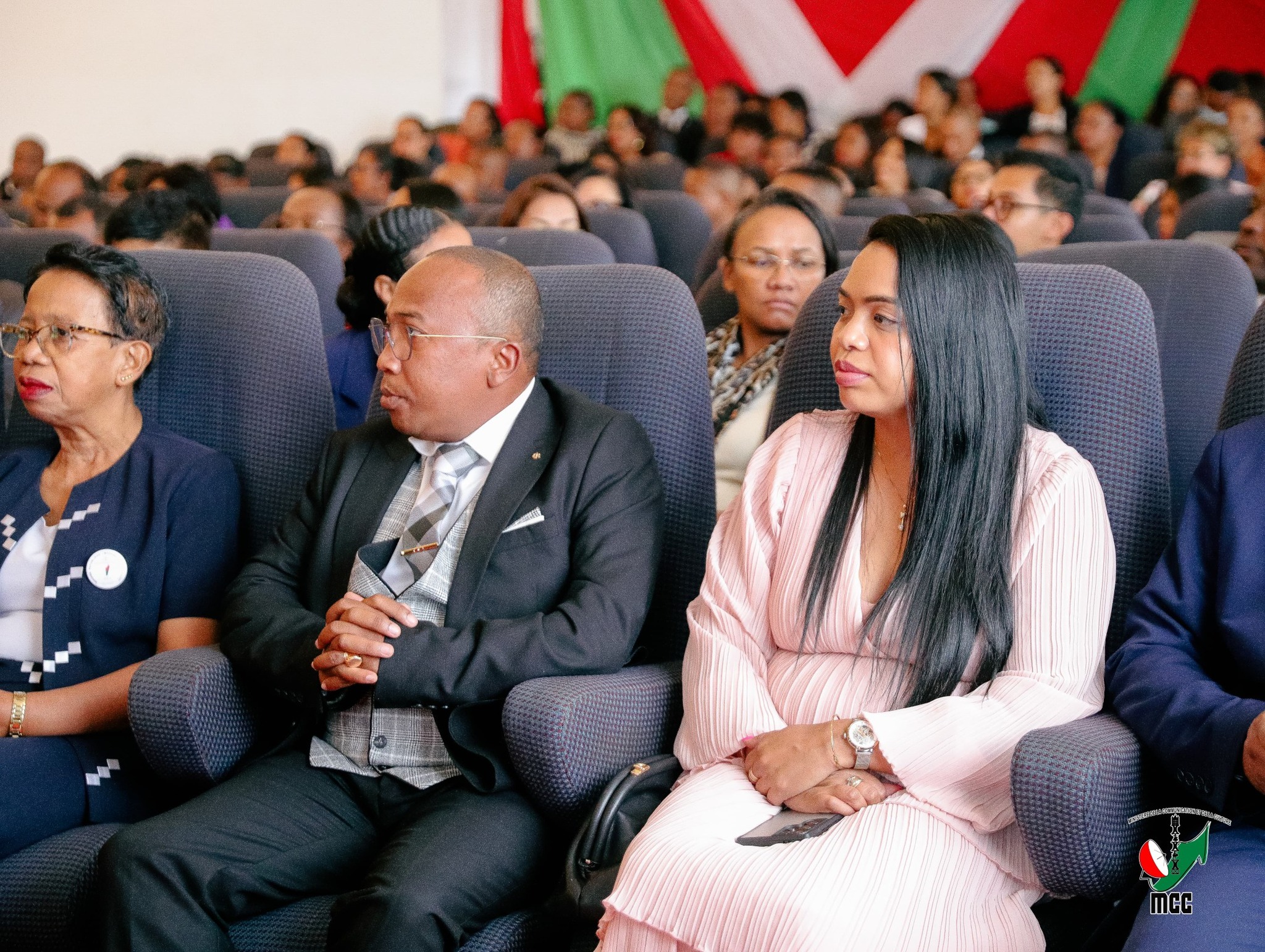 LANONAM-PANOKAFANA TAMIN'NY FOMBA OFISIALY NY  FOTOAM-PIVORIANA ARA-POTOANA VOALOHANY.