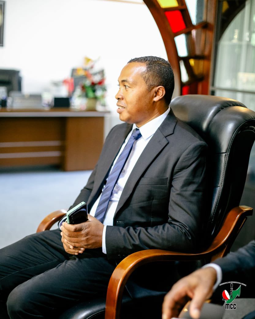 TONGA NANATANTERAKA FITSIDIHINA ARA-POMBA PANJAKANA NY MINISITRY NY SERASERA SY NY KOLONTSAINA MARA VOLAMIRANTY DONNA TETSY AMIN' NY BIRAO FIASANY NY AMBASADAORIN' I AFRIKA ATSIMO CHABANE KHAZAMULA MIASA SY MONINA ETO MADAGASIKARA