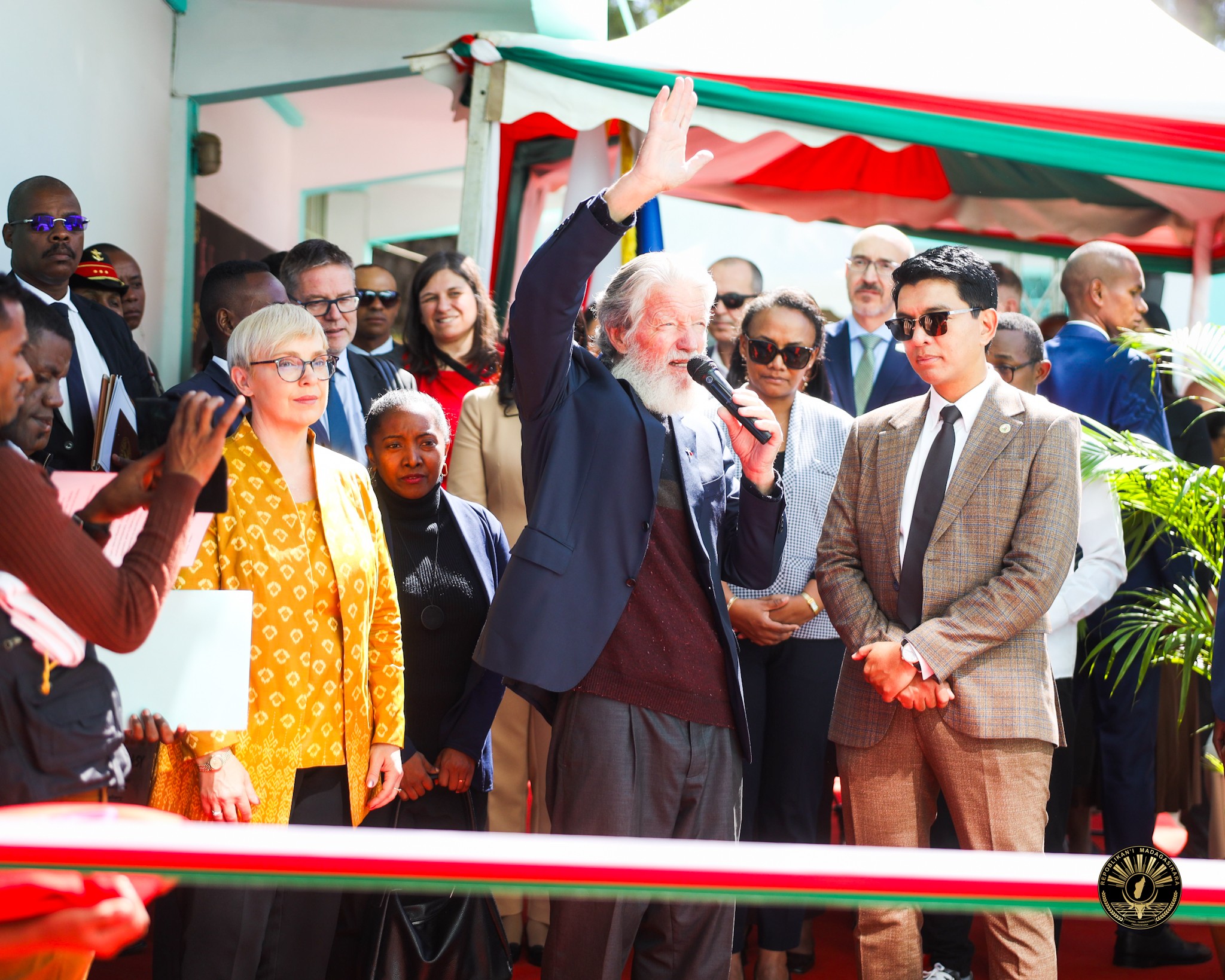 FENO FIHETSEM-PO NY ANDRO FAHAROAN' NY FITSIDIHANA ARA-PANJAKANA ATAON' NY FILOHA NATASA PIRC MUSAR ETO AMINTSIKA