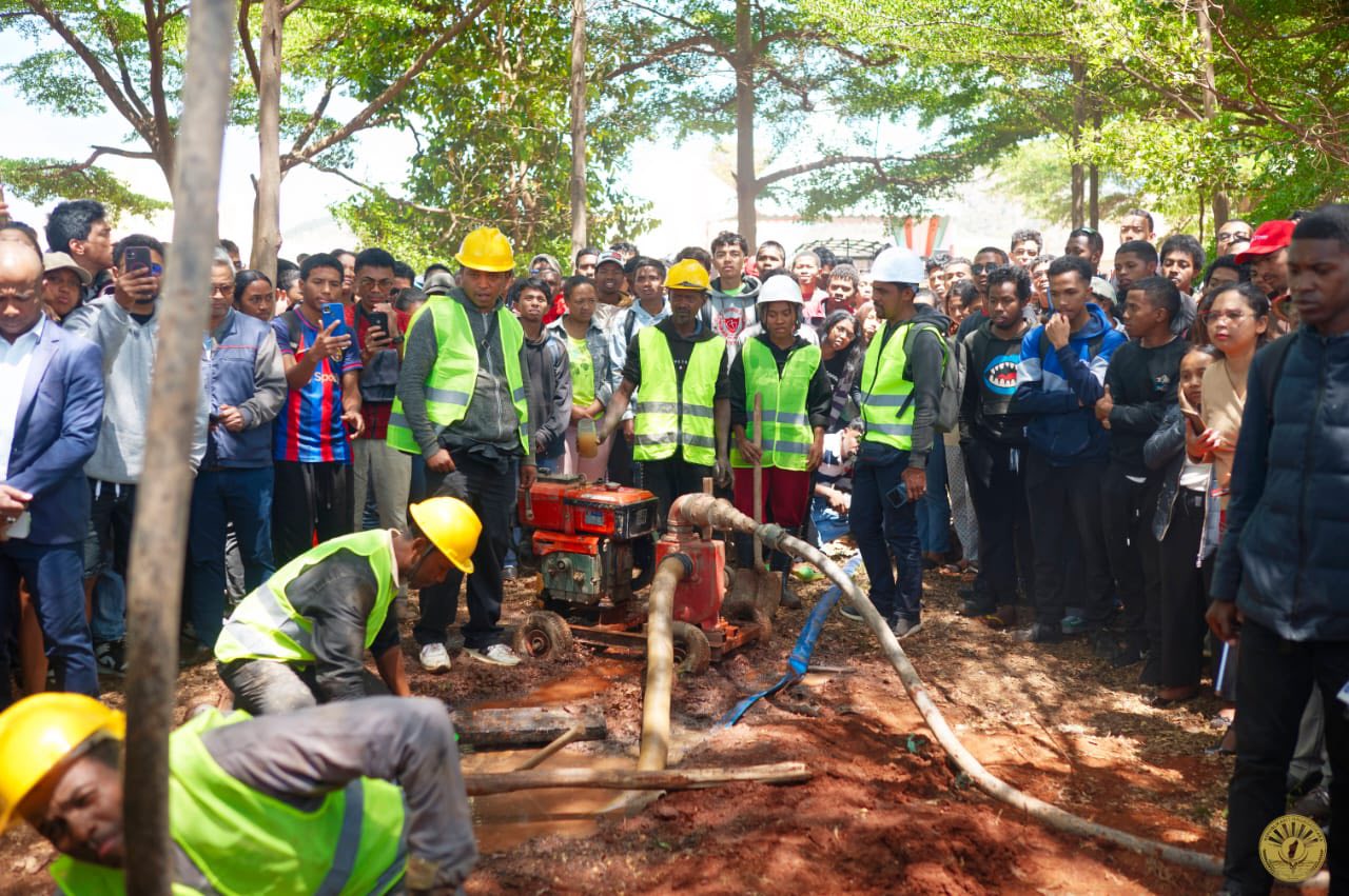 NIJERY IFOTONY NY OLAN' NY MPIANATRA TENY AMIN' NY SEKOLY AMBONY POLYTEKNIKA VONTOVORONA SY NY ONIVERSITEN' ANKATSO NY KOLONELY RAMPANARIVO SOLOFONIAINA THIERRY