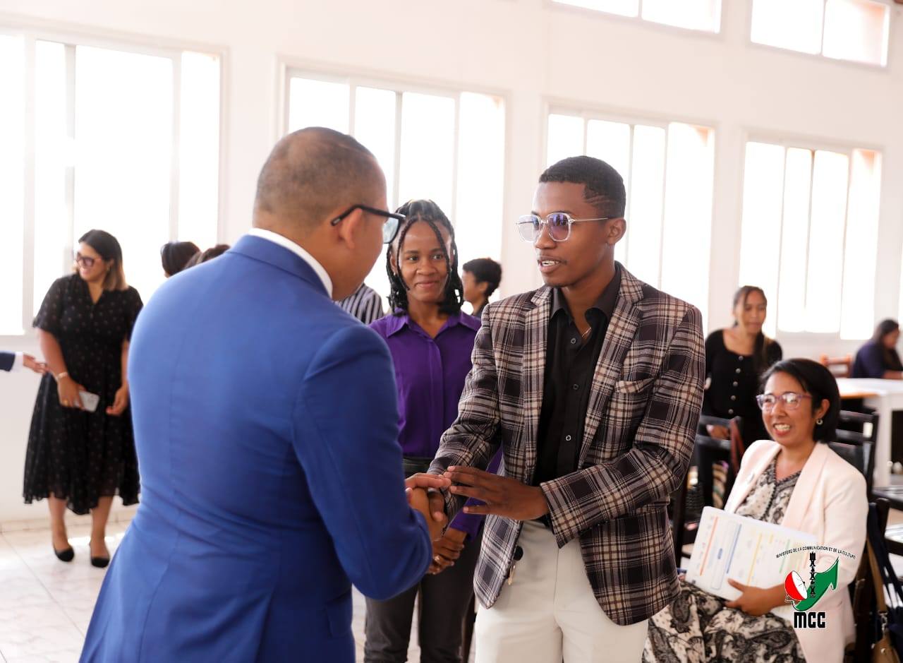 NORAISIN' NY MINISTERAN' NY SERASERA SY NY KOLONTSAINA IREO TANORA MPILATSAKA AN-TSITRAPO HO ANY FRANTSA