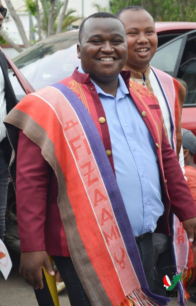 HARAVORAVOANA SY ENDRIKA FENO TSIKY NO NIARAHAN'NY MPIKABARY NISANTATRA NY ANDROM-PIRENENA HO AN' NY KABARY MALAGASY