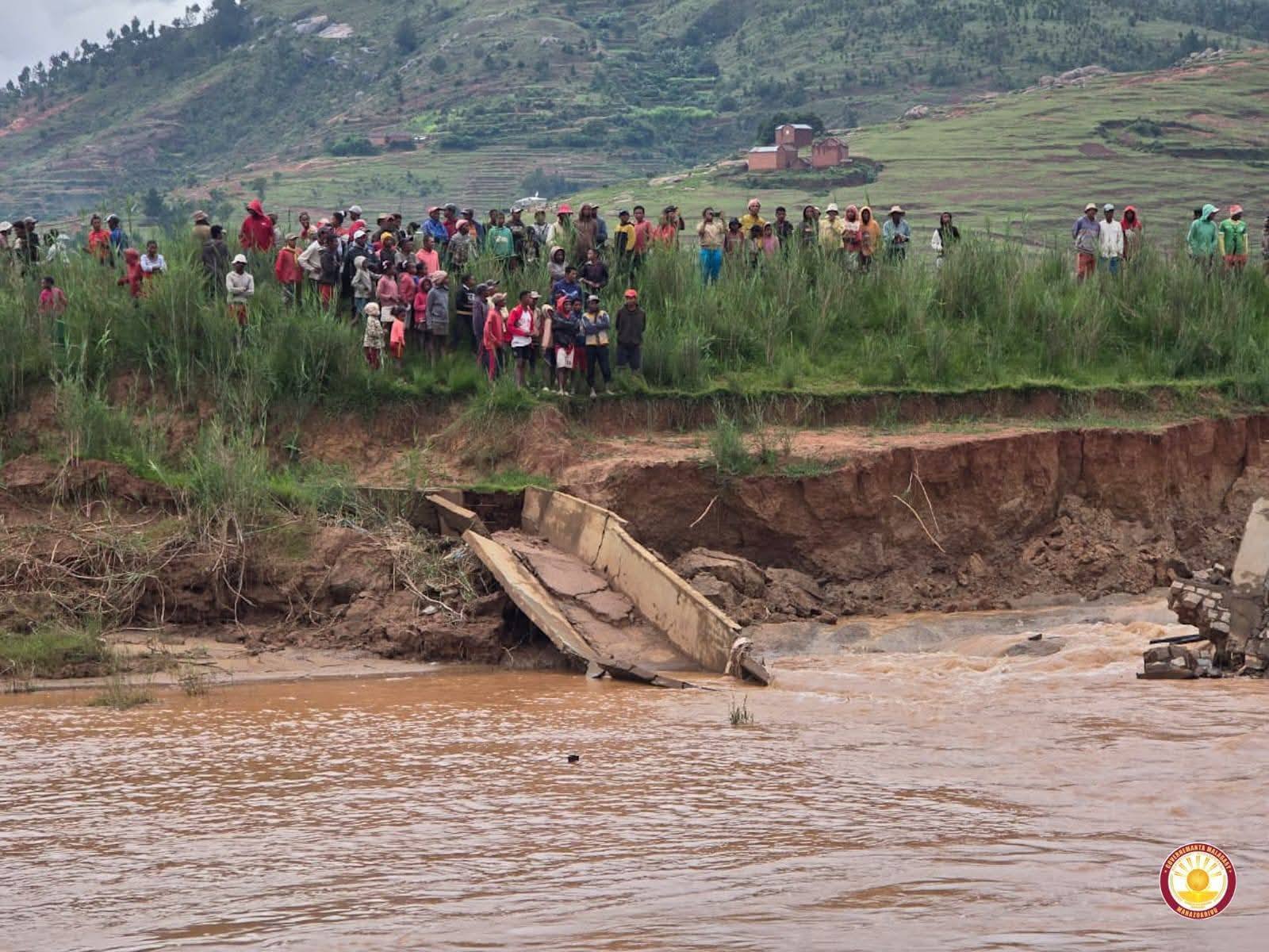 MANAMBANA NY HO VAKY NY TOHADRANON' I TOLONGOINA : NIDINA TETY AN-TOERANA AVY HATRANY NY PRAIMINISITRA