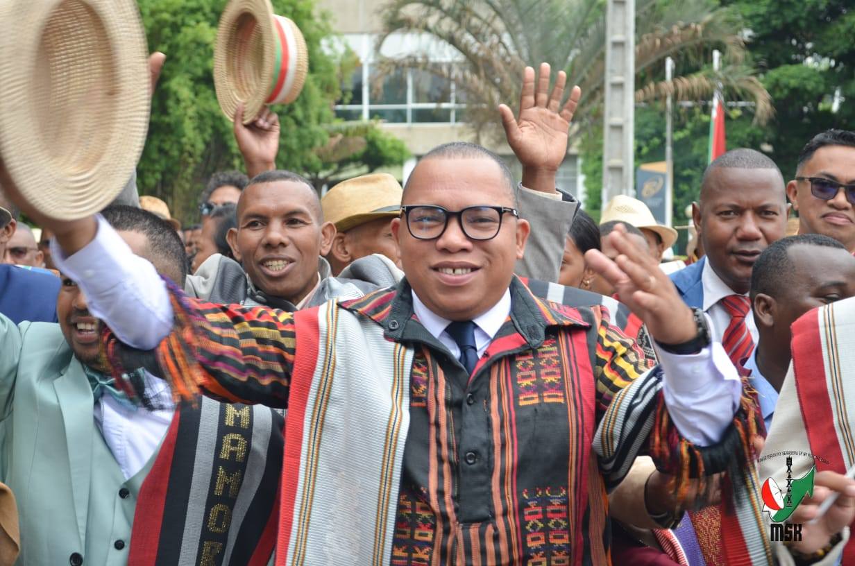 MANANDRATRA AVO NY FOMBA SY KOLONTSAINA MALAGASY NY MINISITRA GASCAR FENOSOA