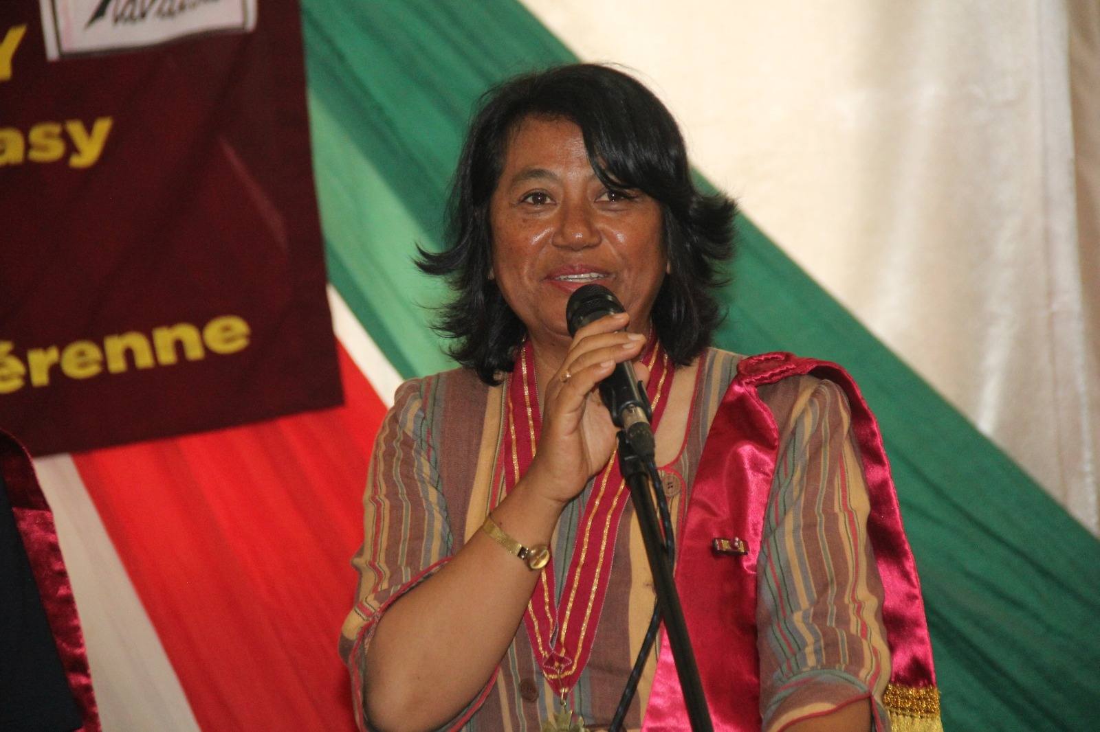 FIKAMBANAN' NY POETY SY MPANORATRA MALAGASY HAVATSA-UPEM, NOTOLORANA MARI-BONINAHITRY NY KANTO IREO MPANORATRA