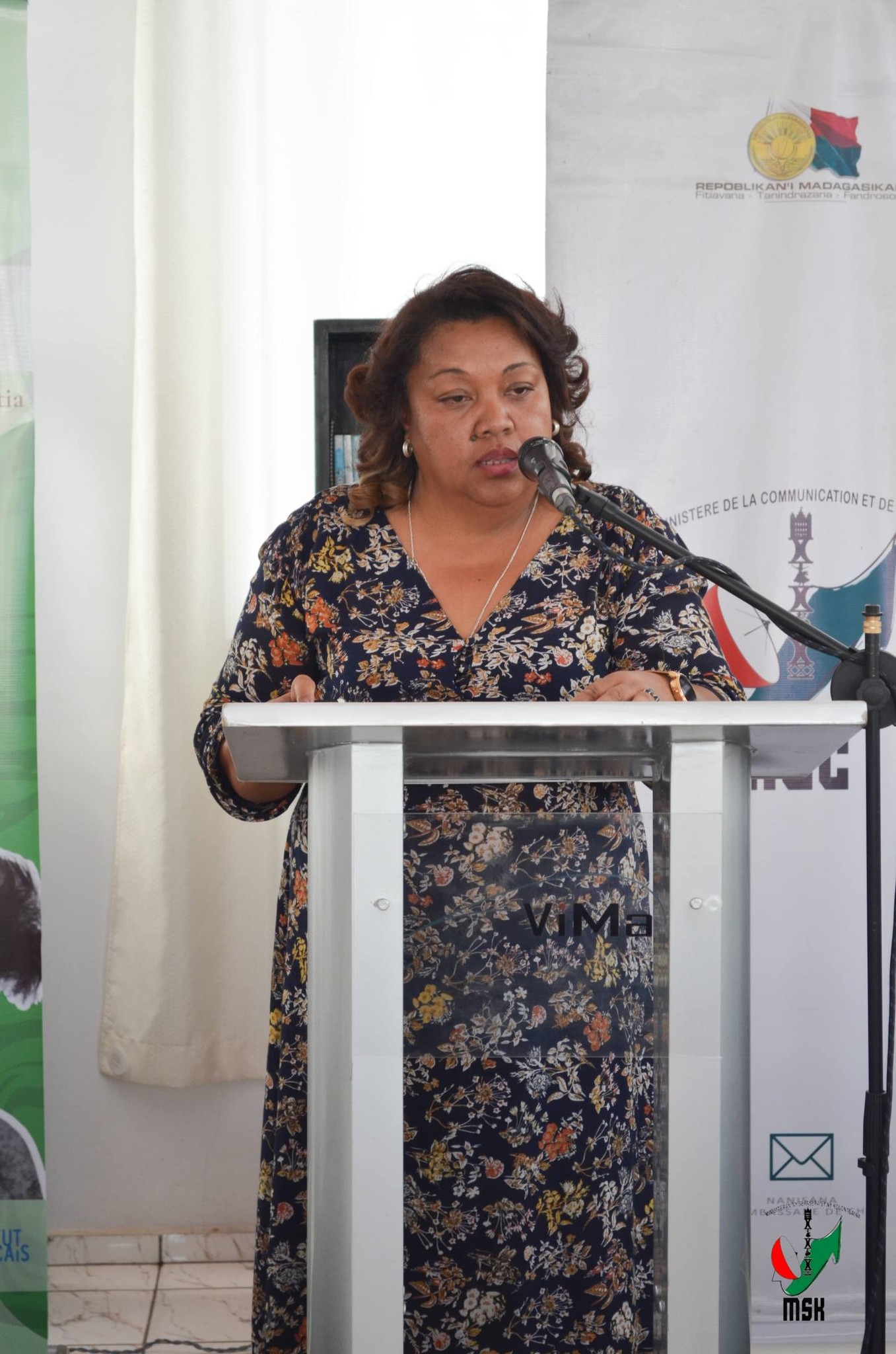 FAMPIROBOROBOANA NY TONTOLON' NY BOKY ATAON' NY MINISTERAN' NY SERASERA SY NY KOLONTSAINA NAMPAHAFANTATRA ANDROANY NY DIARIN' I ANNE FRANK VITA TENY MALAGASY