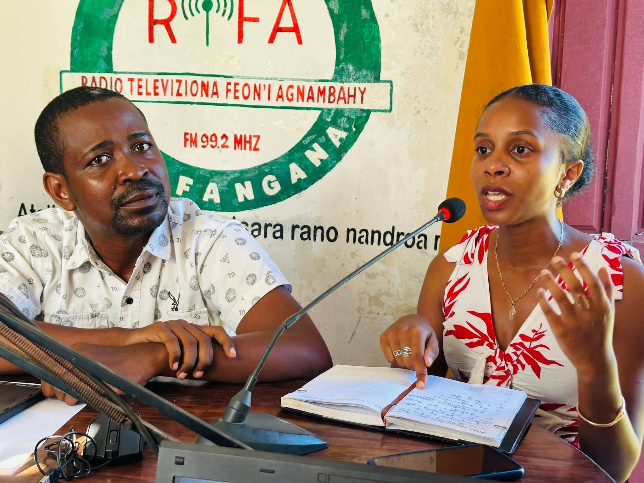 NIARA-NANAMARIKA NY ANDRO MANERAN-TANY HO AN' NY RADIO IREO ONJAMPEO MARO MANERANA NY NOSY