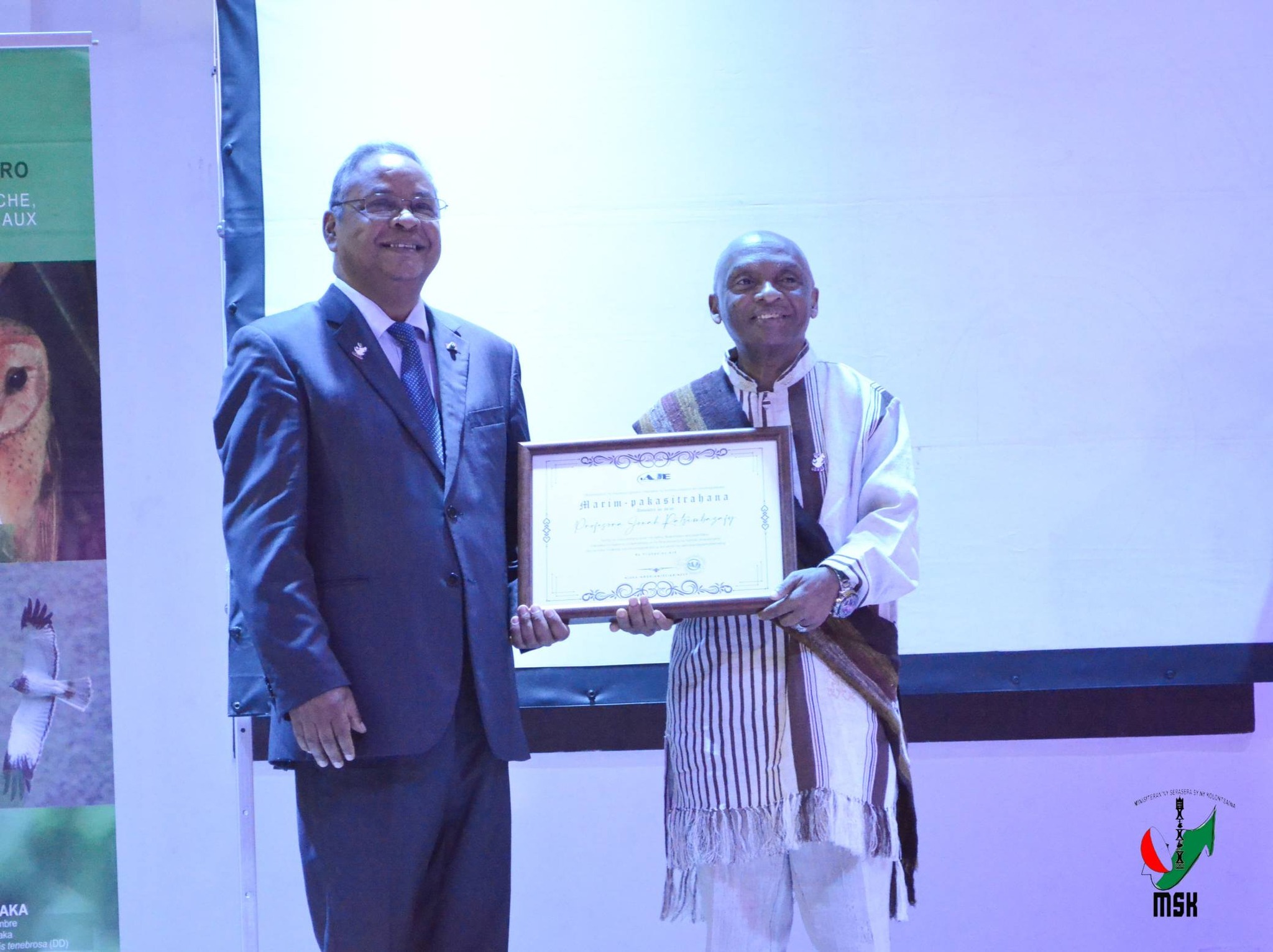 NOTOLORAN' NY AJE-FIKAMBANAN' NY MPANAO GAZETY MIKIRAKIRA NY TONTOLO IAINANA MARI-PANKASITAHANA IREO OLO-MALAZAN' NY FIKAROHANA ARA-TSIANSA