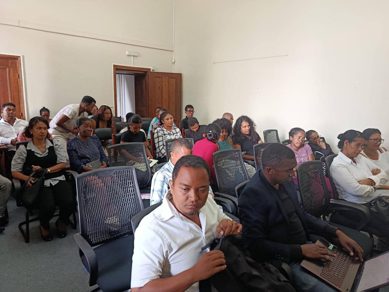 MANAMAFY FAHAIZA-MANAO MOMBA NY HAREMBAKOKA NY MPIASAN' NY MINISTERAN' NY SERASERA SY NY KOLONTSAINA