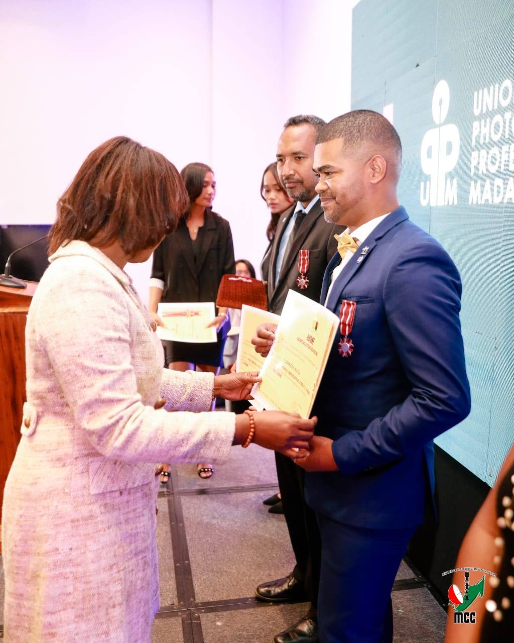 VONDRON'NY MPAKA SARY MATIHANINA ETO MADAGASIKARA