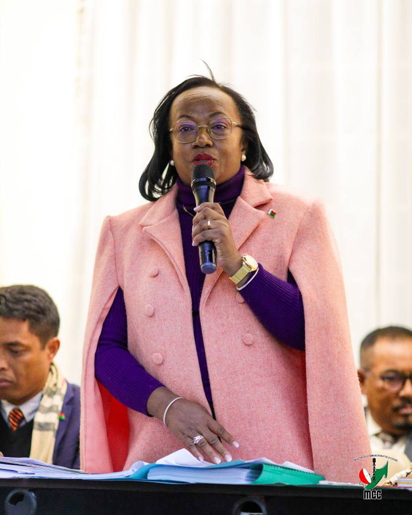 NANDRITRA NY ORA 10 TSY NIATO NO NITONDRAN'IREO MINISITRA TSIRAIORAY NIFANDIMBY NAMALY IREO FANONTANIANA AVY AMIN'IREY SOLOMBAVAMABAHOAKA