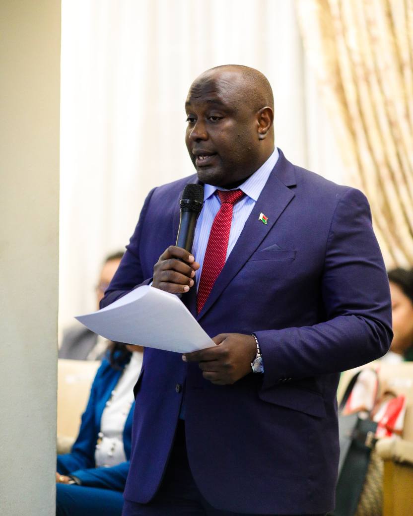 NANDRITRA NY ORA 10 TSY NIATO NO NITONDRAN'IREO MINISITRA TSIRAIORAY NIFANDIMBY NAMALY IREO FANONTANIANA AVY AMIN'IREY SOLOMBAVAMABAHOAKA