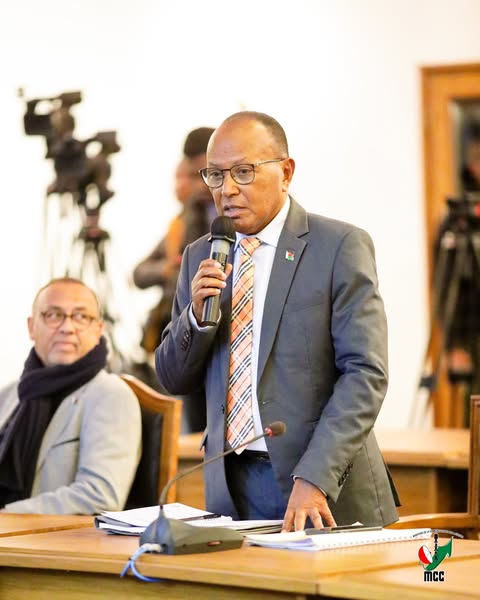 FIHAONANA ETO AMIN'NY LAPAN'ANOSY IFANATREHAN'NY LOHOLONA SY NY GOVERNEMANTA.