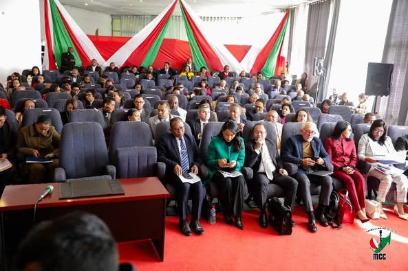 NY GOVERNEMANTA MALAGASY SY NY  ANTENIMIERANDOHOLONA