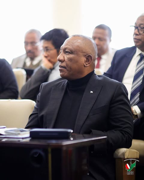 NANDRITRA NY ORA 10 TSY NIATO NO NITONDRAN'IREO MINISITRA TSIRAIORAY NIFANDIMBY NAMALY IREO FANONTANIANA AVY AMIN'IREY SOLOMBAVAMABAHOAKA